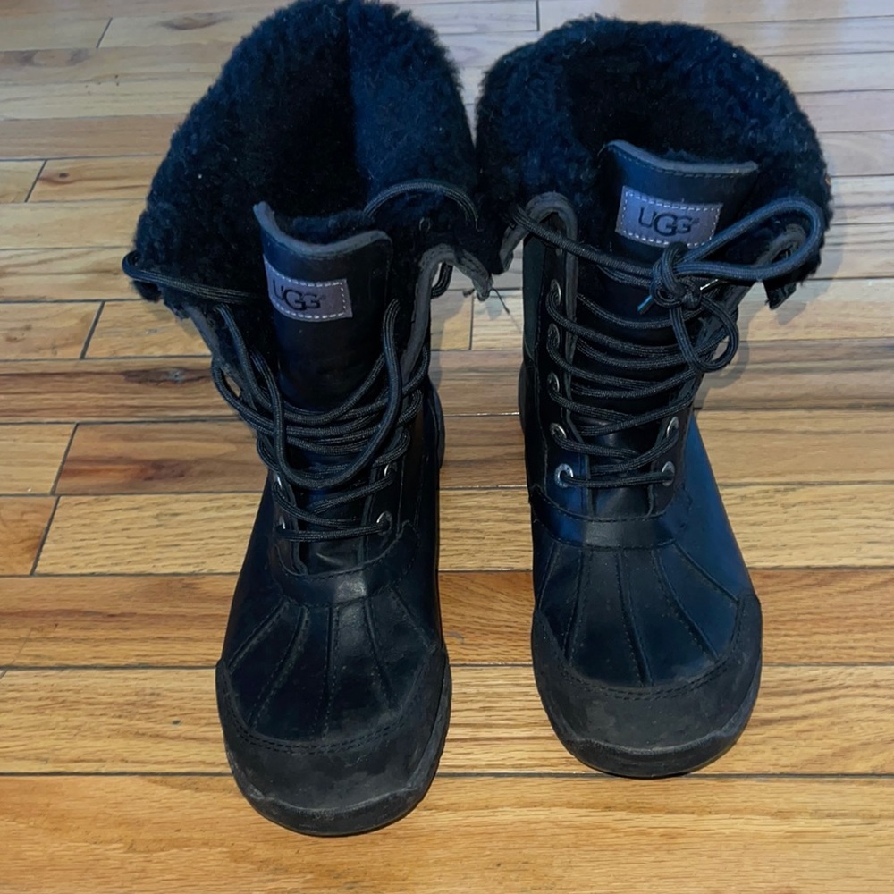 Mens Ugg Black Waterproof Leather snow boots. Condition: good
